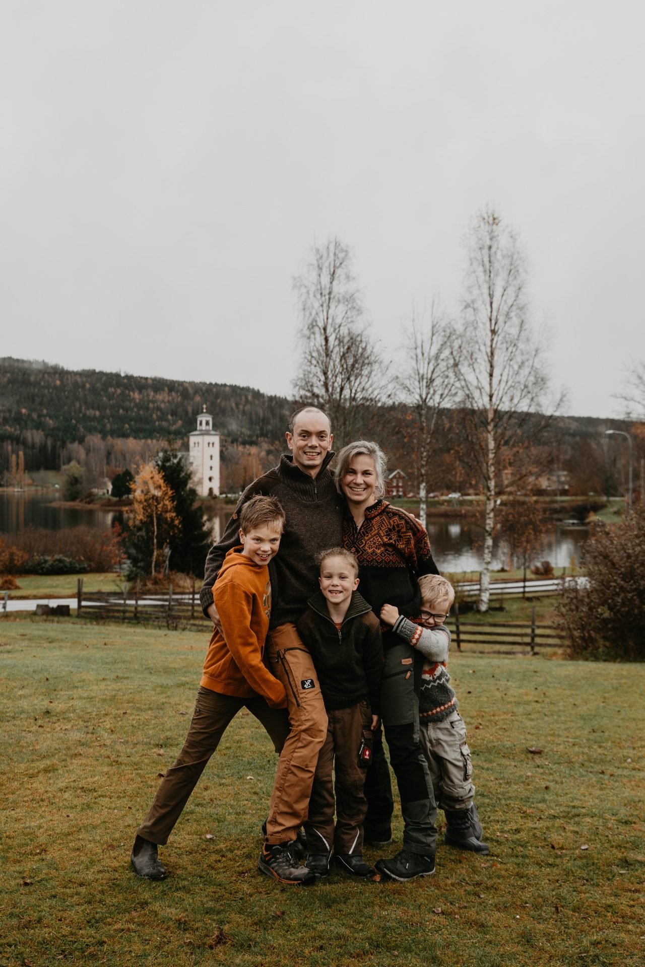 Anouk en Dominique met hun drie kinderen in Gräsmark, Värmland