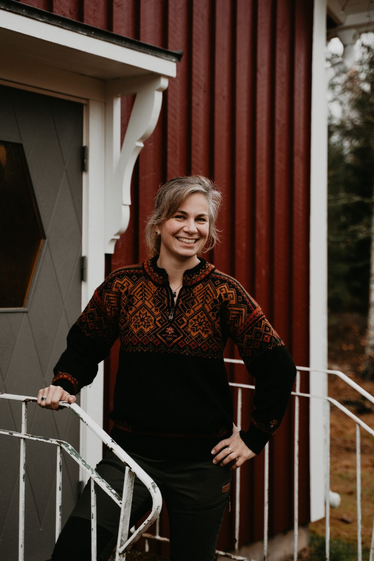 Anouk bij de ingang van Stuga Värmland