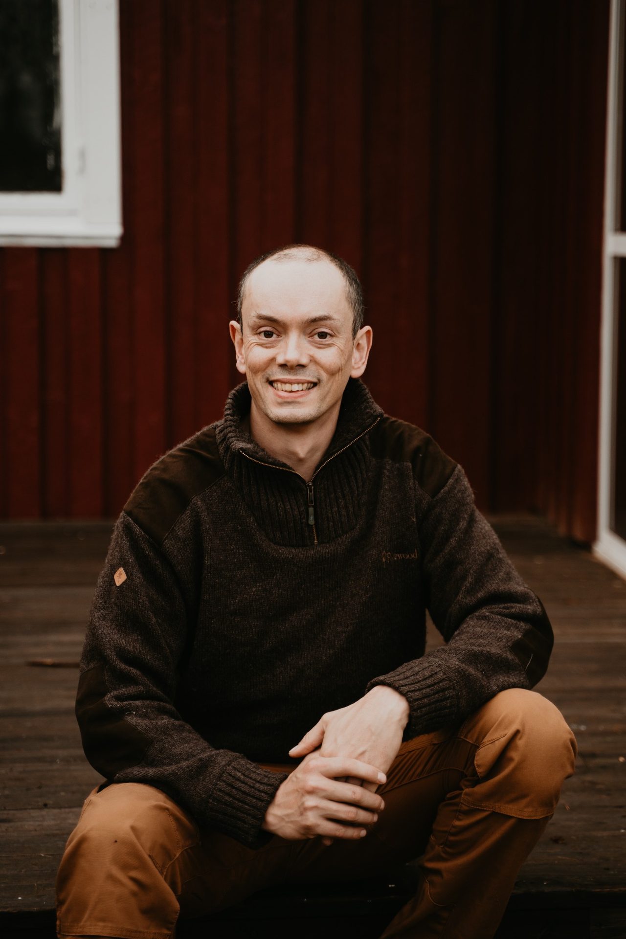 Dominique klust buiten bij de stuga